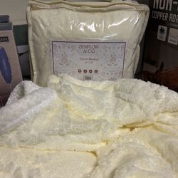Brand New Zenflow & Co Plush Throw Blanket 50x70 – Super Soft Ivor