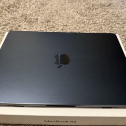  Apple Macbook Air  M2 13.6” 16 GB Ram 256GB Hard Drive 2022 Mint Condition 