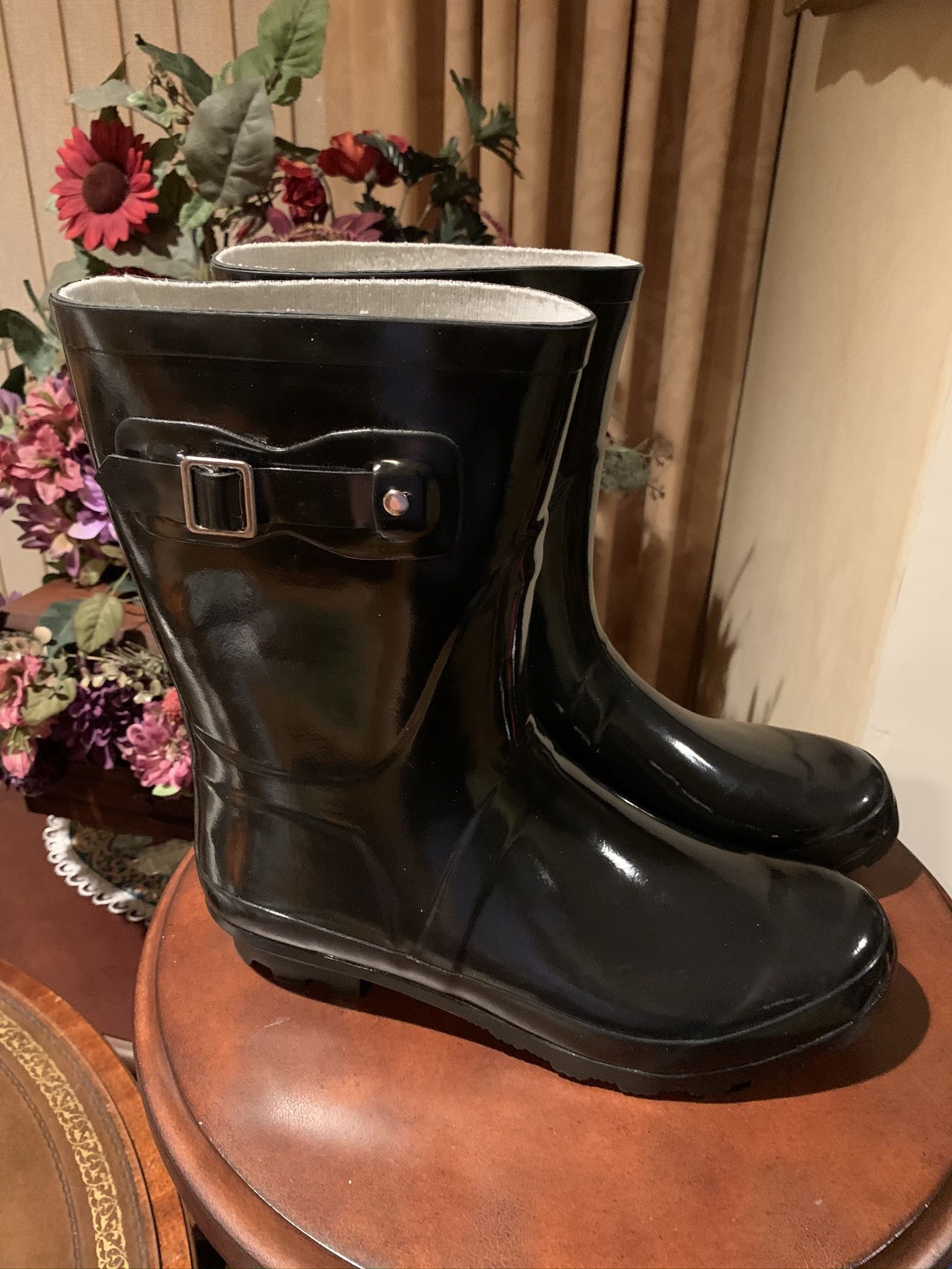 NEW Rain Boots Activ8, size 9