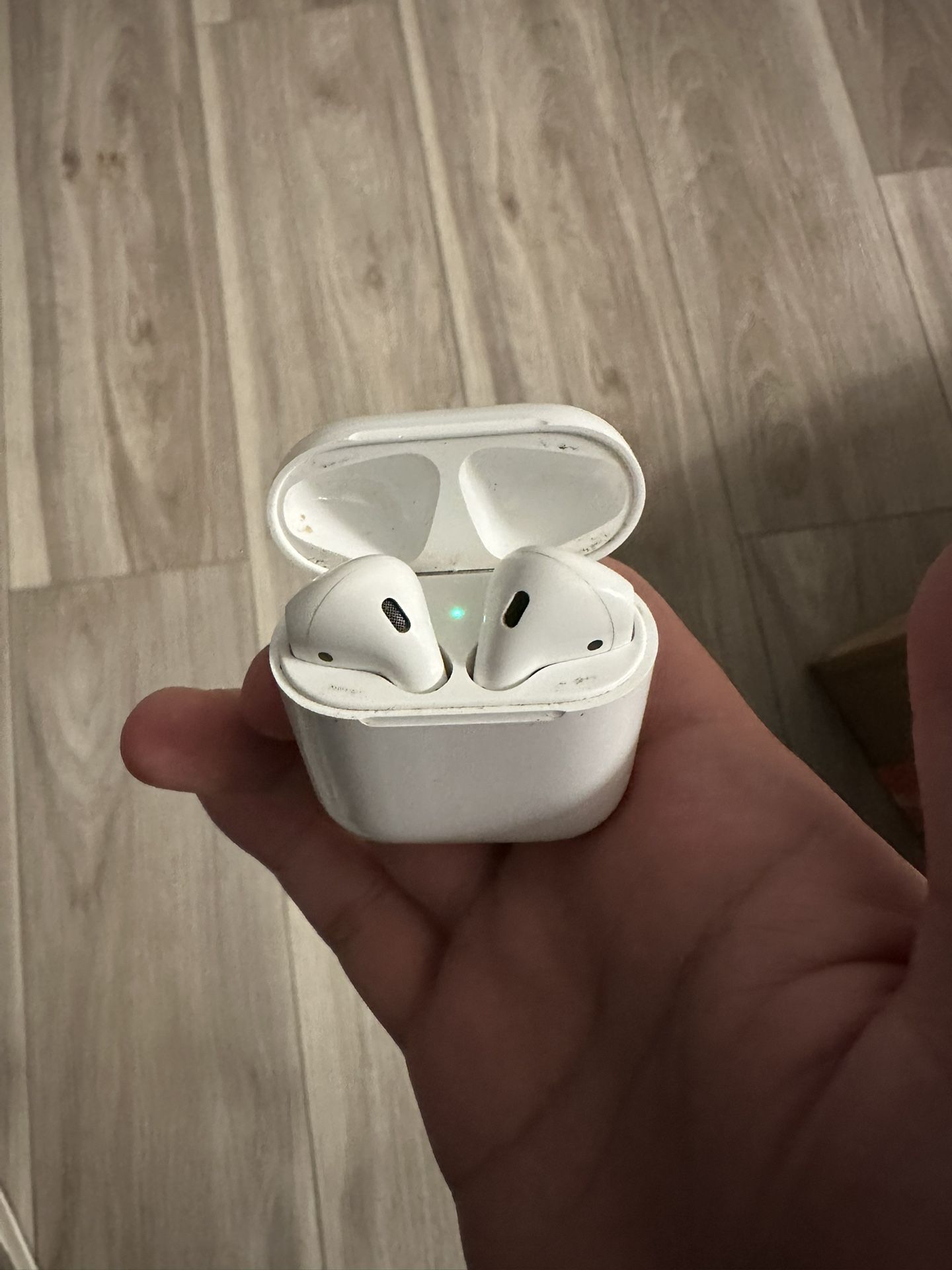 AirPods 2nd generation with charging case - good condition