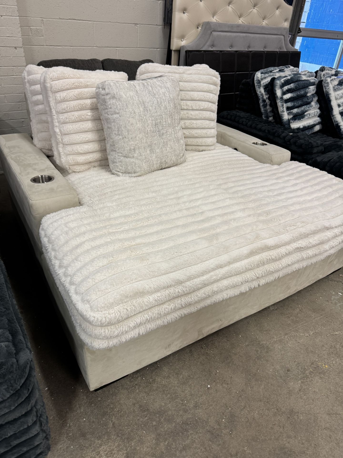 Super Luxurious Lux Chaise Lounges Perfect For Any Room!! No Credit Needed Financing Available!