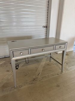 Vanity Table with USB