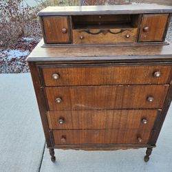 vintage drawer dresser
36x19x49H"
little squeaky
some knobs are loose
at least over 50 years old
as is condition
$20