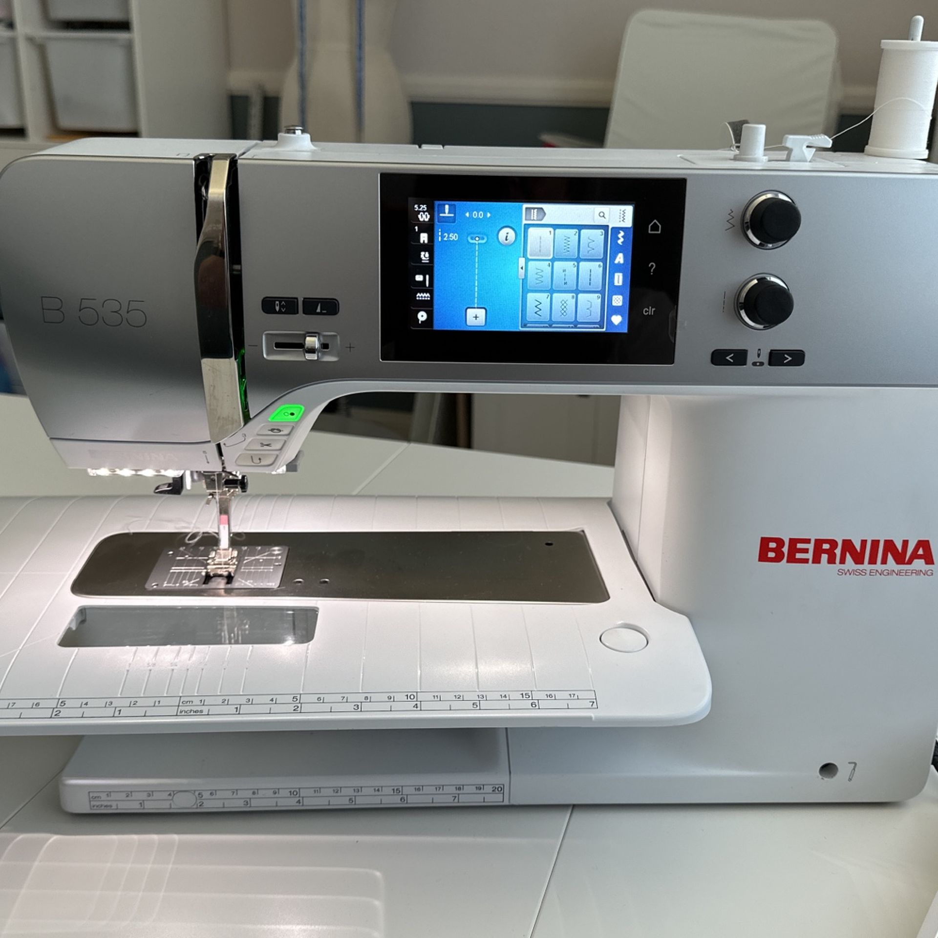 Bernina B 535. With Accessories 