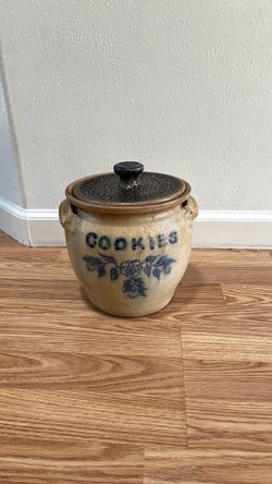 Stoneware Cookie Jar with Lid