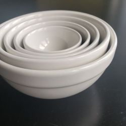 New without box!! 5 pieces Nesting Bowls