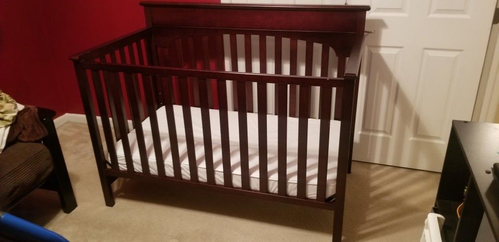 GRACO WOOD CRIB WITH NEW MATRESS