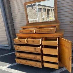 Dresser-Pine W/top piece Mirror 11 drawers and doors/ tocador de 11 cajones con espejo 
