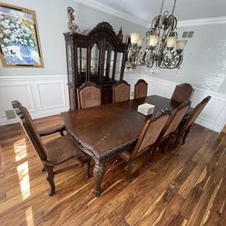 Heavy 8 Person Dinning Room Set With Hutch