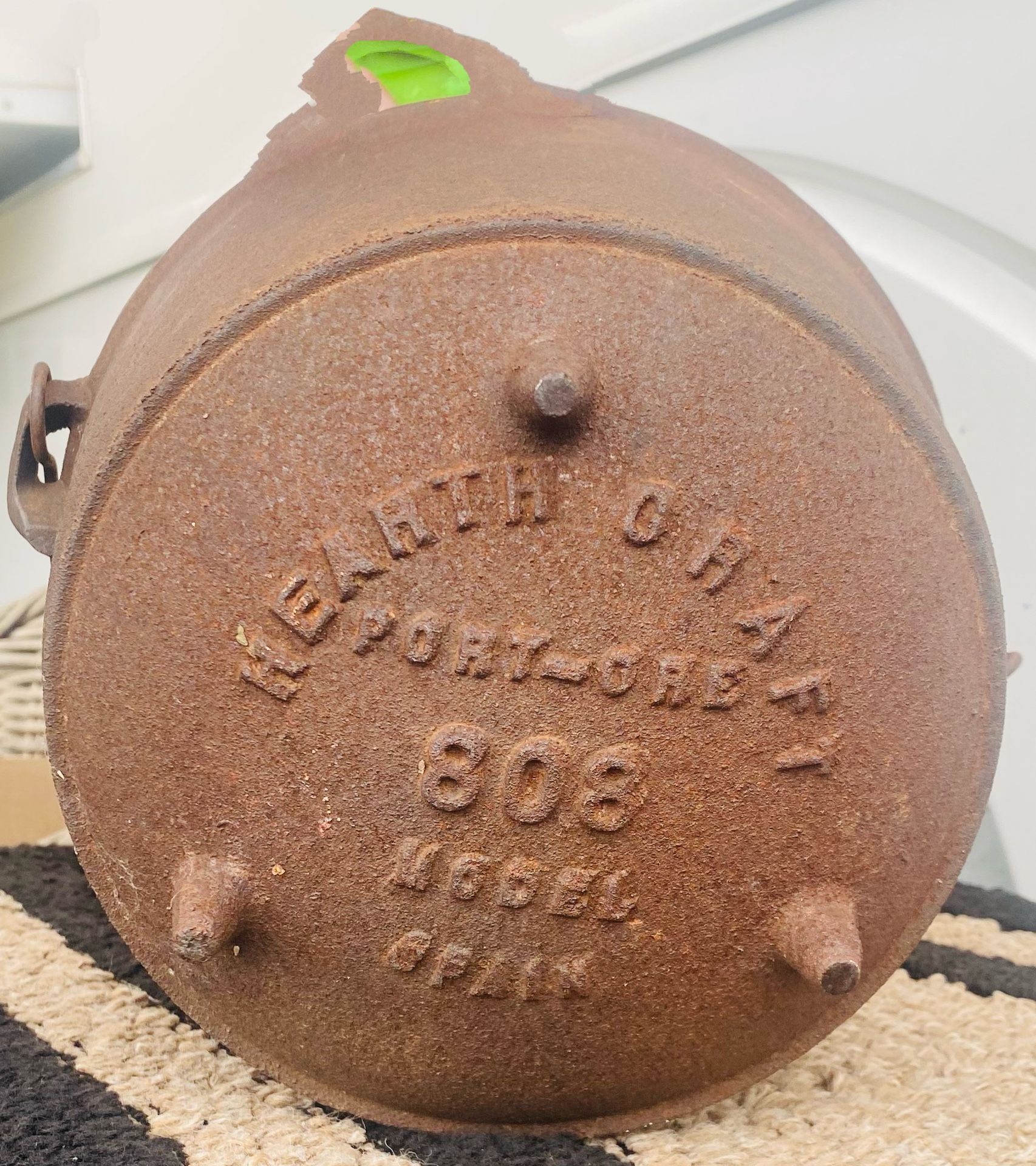 ANTIQUE CAST IRON DUTCH OVEN