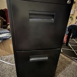 2 drawer metal heavy cabinet keys missing I New in condition heavy metal For files Water, fire nothing can damage your stuff Only I loss keys but easi