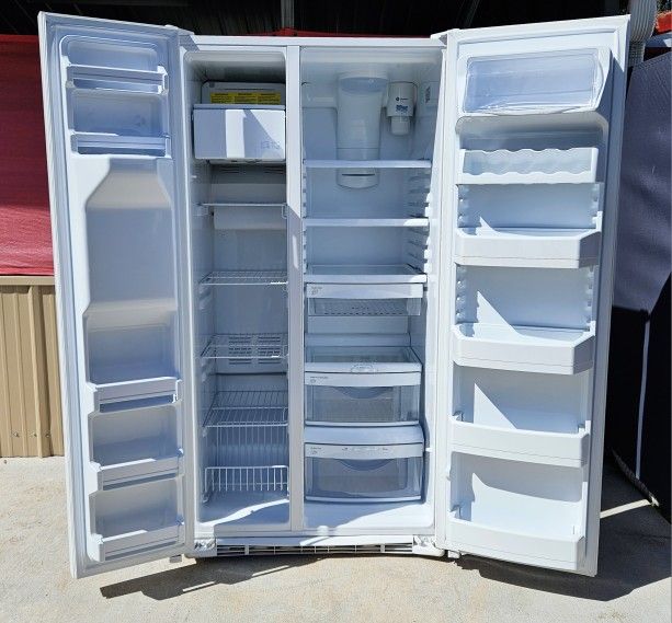 🔆🇺🇸☆GE☆🇺🇸🔆White S-by-S Fridge in Perfect Condition 