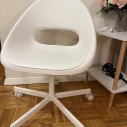 White Rolling Desk Chair – Minimalist & Comfortable – $12 – Brookline Pickup