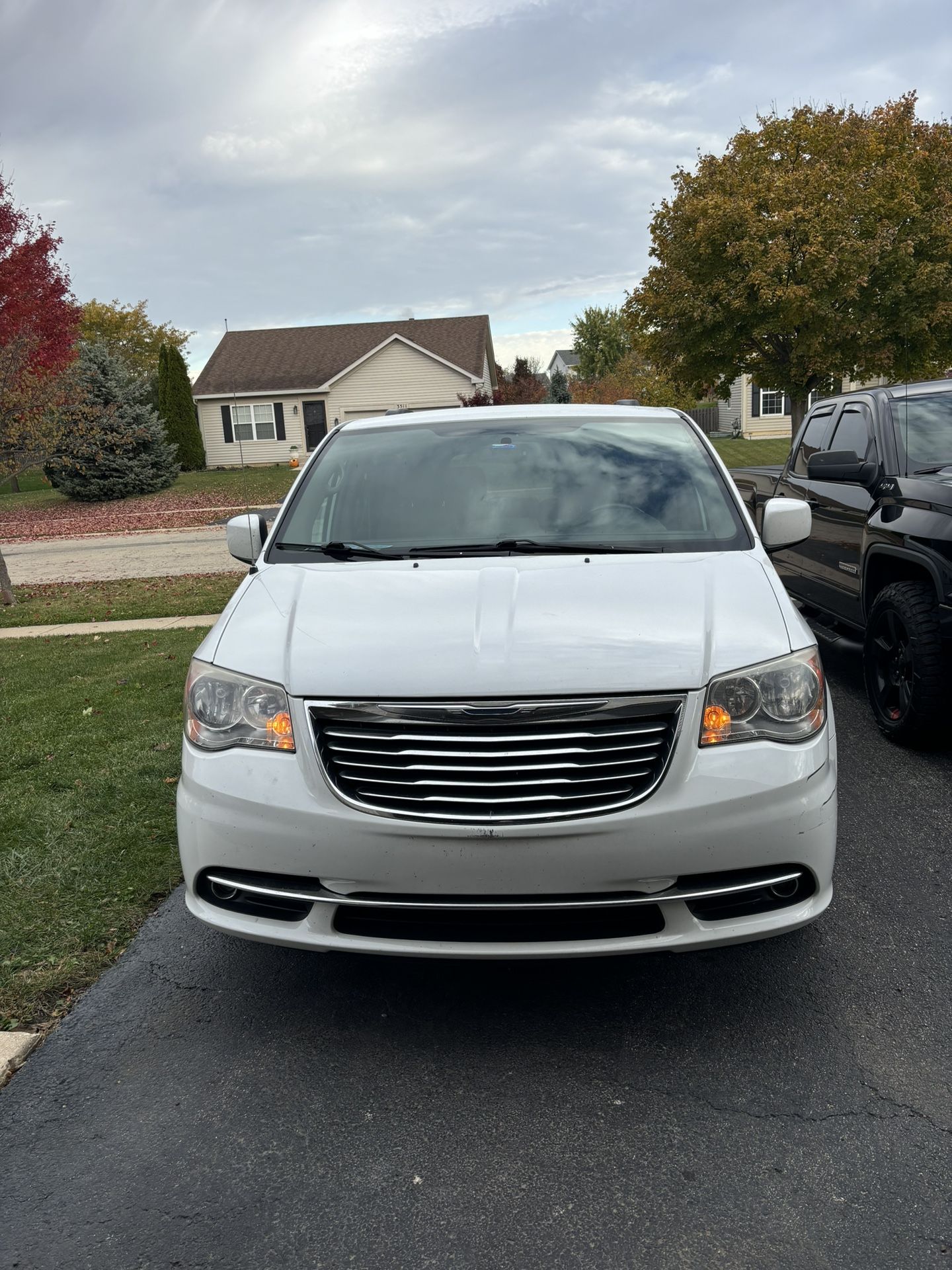 2014 Chrysler Town And Country White Minivan