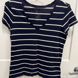 Gap Ladies The Essential V-neck Short Sleeve Shirt - Like New - Blue/white - Size Medium 