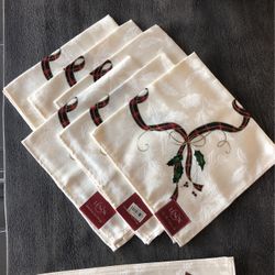 Set Of 6 Lenox Holiday Napkins And 2 Placemats
