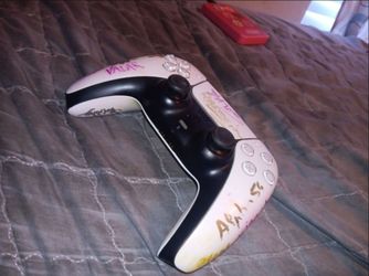Ps5 remote and charger aswell