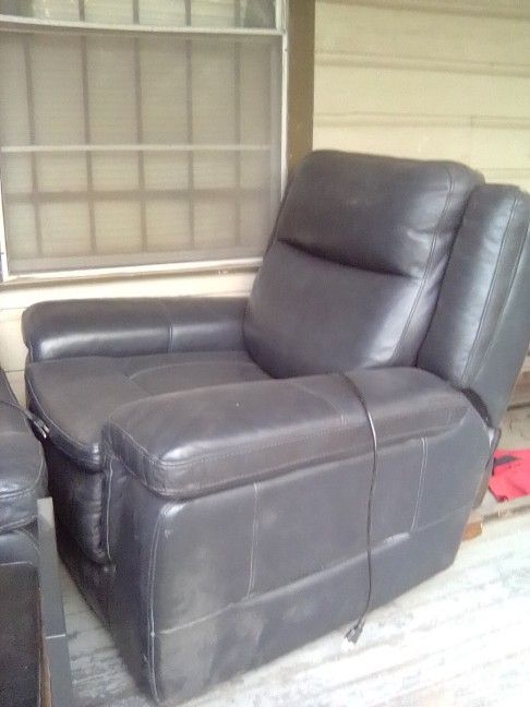 2 Electric Recliners