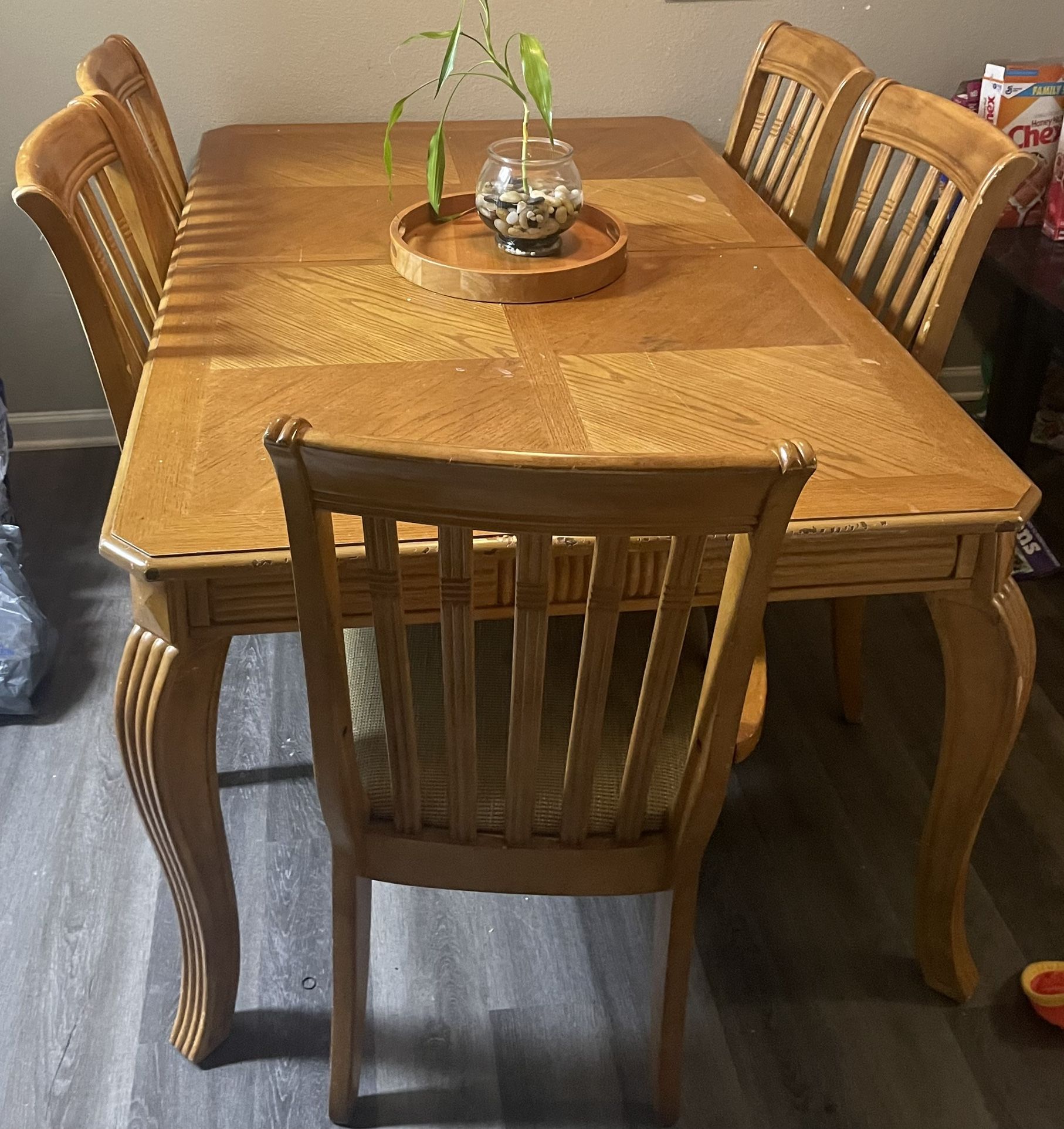 Extending Dinning Table With 5 Chairs.