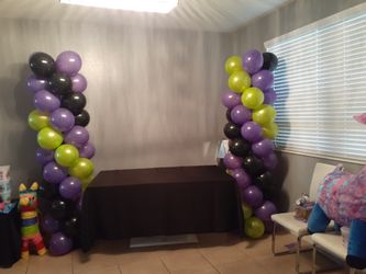2 balloon columns