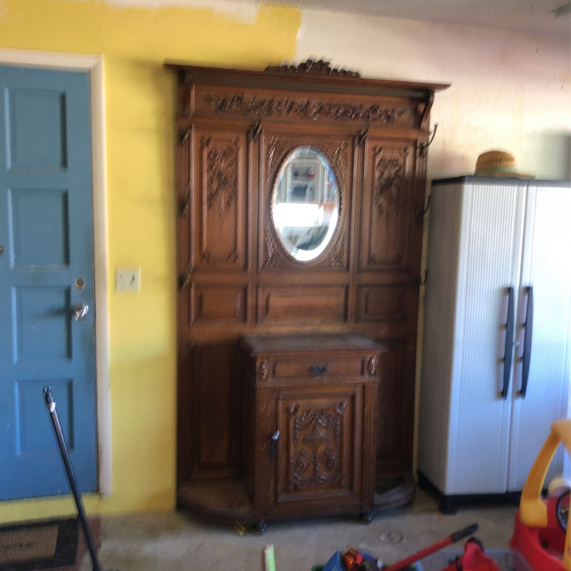 Entry Hutch/Coat Hanger