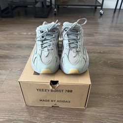 YEEZY 700 V2 Analog size 8 1/2
