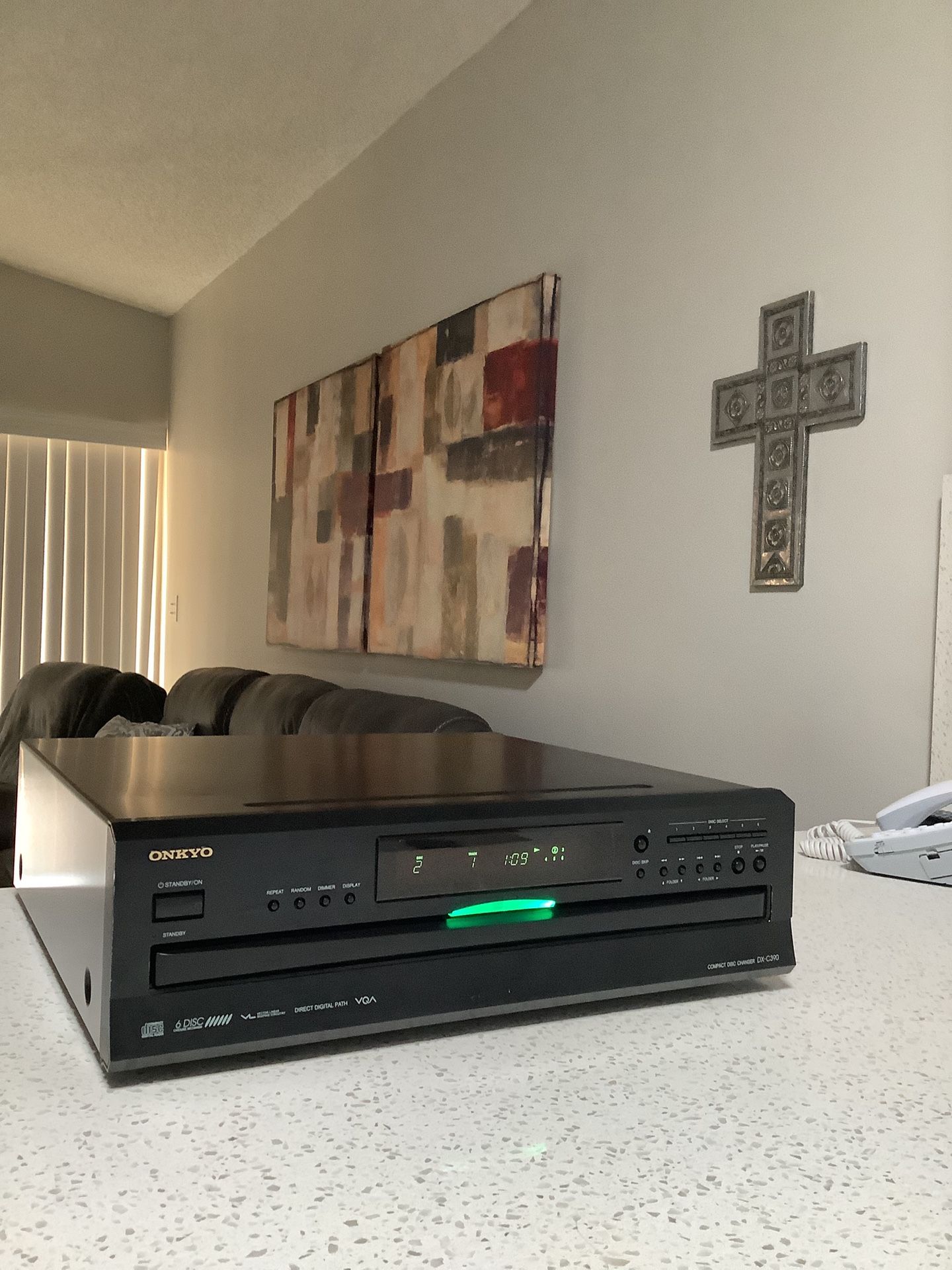 * ONKYO * HIGH QUALITY 6- DISC CD PLAYER WITH DIGITAL ANALOG OUTPUTS . EXCELLENT CONDITION . MUST SEE . 