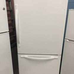 22 Cubic Foot Bottom Freezer Refrigerator With Ice Maker 
