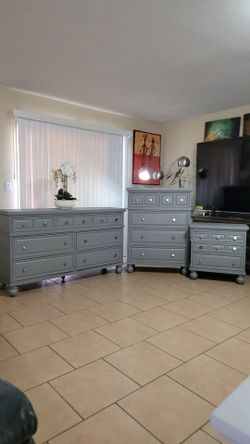 BEAUTIFUL BEDROOM SET FOR SALE! IN EXCELLENT CONDITION,  HIGH QUALITY, SOLID WOOD. DOVETAIL DRAWERS, DELIVERY AVAILABLE!