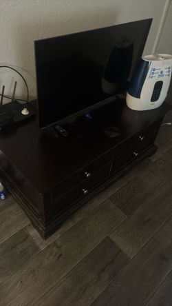 entertainment center lifts up very nice