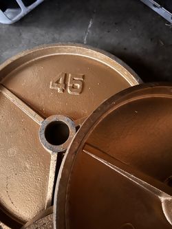 45s plates weight Olympic. I also have 35s Olympic plates they look the same and also I have the 45pound bar 200$ take everything no less no less