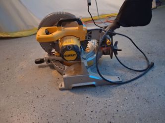Dealt miter saw