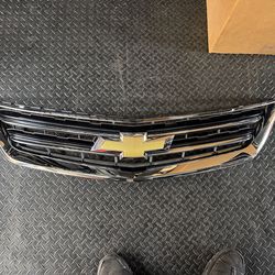 16-20 CHEVY IMPALA FRONT UPPER GRILLE W EMBLEM AS IS corner is chipped