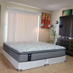 KING SIZE SEALY POSTUREPEDIC MATTRESS AND BOXSPRINGS FOR SALE! IN GREAT CONDITION,  FREE DELIVERY 