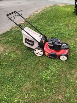 Toro 6.75 hp motor self-propelled lawn mower with 22" cut runs great