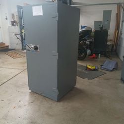 Bank Style Safe/ Vault 