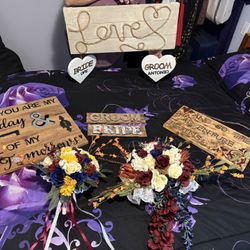 Wedding Bouquets And Signs 