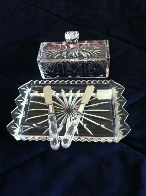 Beautiful Crystal Butter dish with 2 knifes 🛍 Welcome to visit