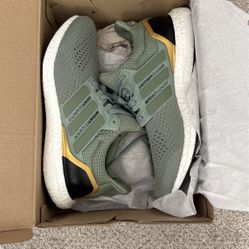 Adidas Ultraboost 1.0 Men 9 Green Black Gold Nike Running Sneakers Yeezy Air Max