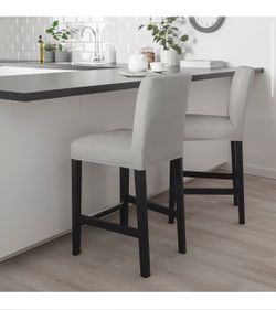 2 bar stools