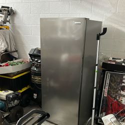 FRIGIDAIRE 16 CU. FT LIKE BRAND NEW 