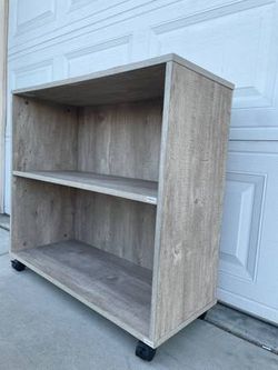 Storage Shelf Cabinet
Brand:Bush Furniture
Model # OCU199WG
Dimensions: 30”(W) x 12”(D)x 28”(H)
Great Work
In good condition
Located in North Fontana