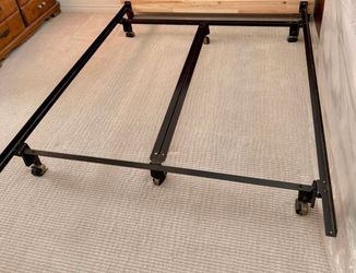 QUEEN / FULL/ CAL KING/ KING SIZE METAL BED FRAME (LIKE NEW)  (VERY STURDY)