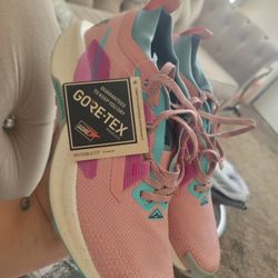 Nike Pegasus Trail 5 GORE-TEX waterproof trail running shoe in a pink and teal colorway. 