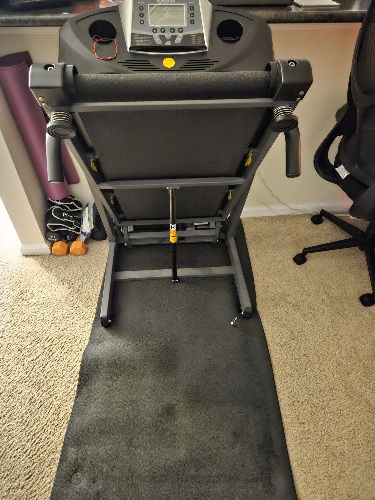 Treadmill with mat