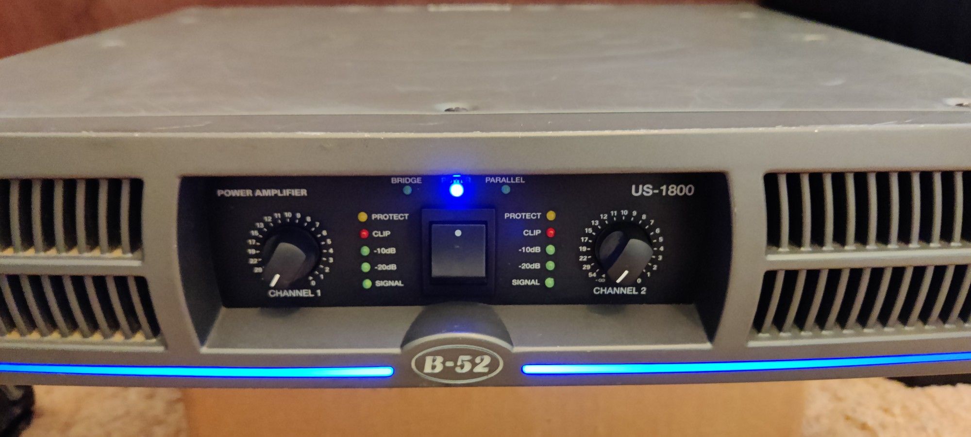 B-52 US-1800 PROFFESSIONAL DJ POWER AMPLIFIER