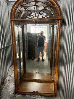 🔥 Beautiful Thomasville Lighted Curio Cabinet - Excellent Condition. Asking $500.00 🔥