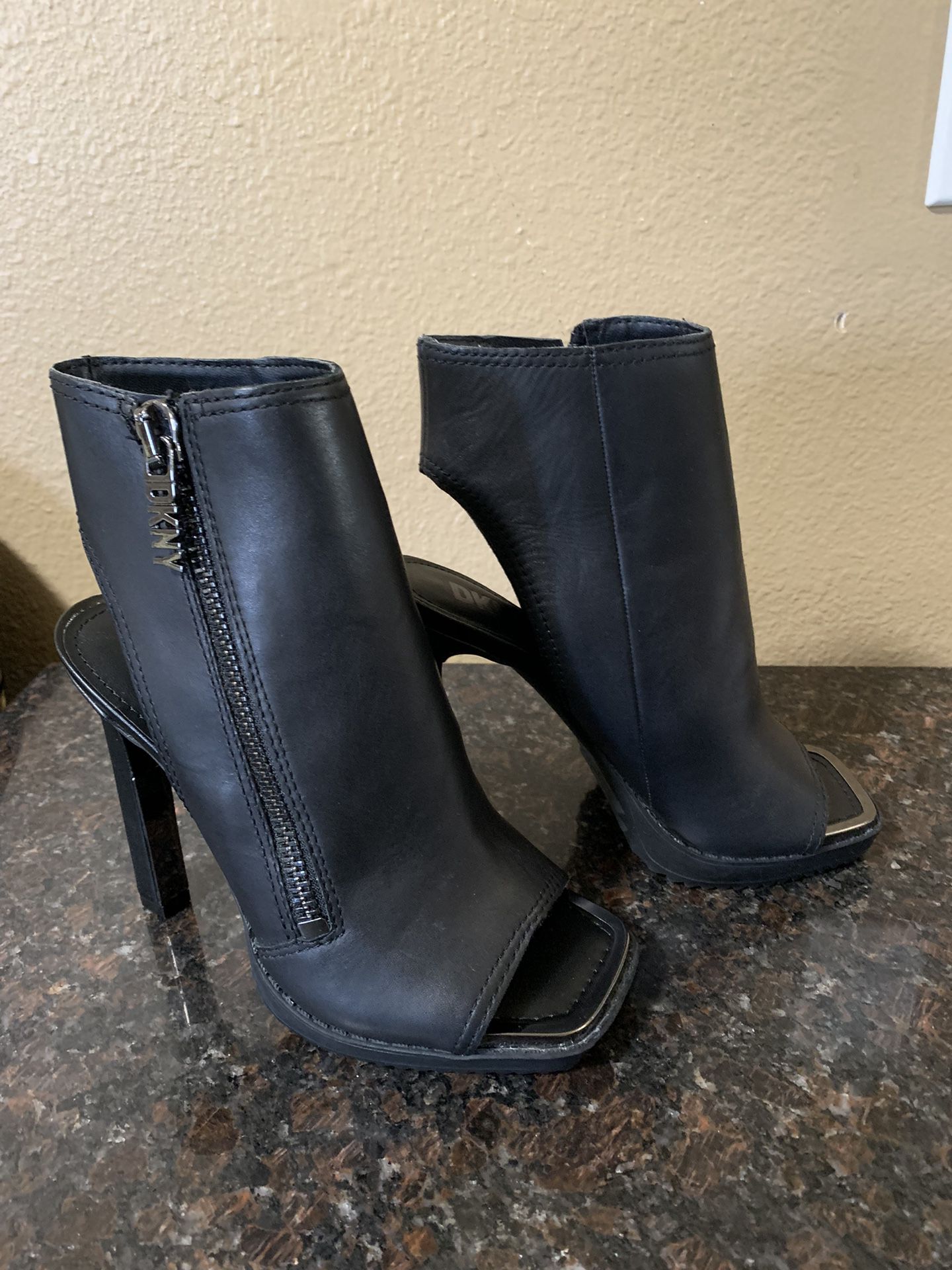 Malia Womens Leather Heels