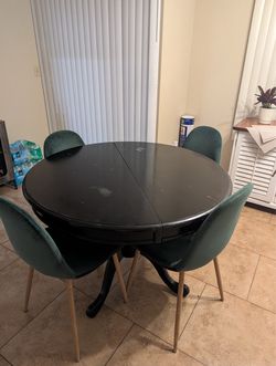 Round table 4 chairs