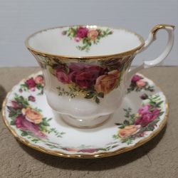Royal Albert Old Country Roses 1962 fine bone china tea cup saucer England MINT.